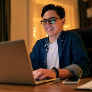 Chico viendo el catálogo de cursos de Autoescuela Hinarejos