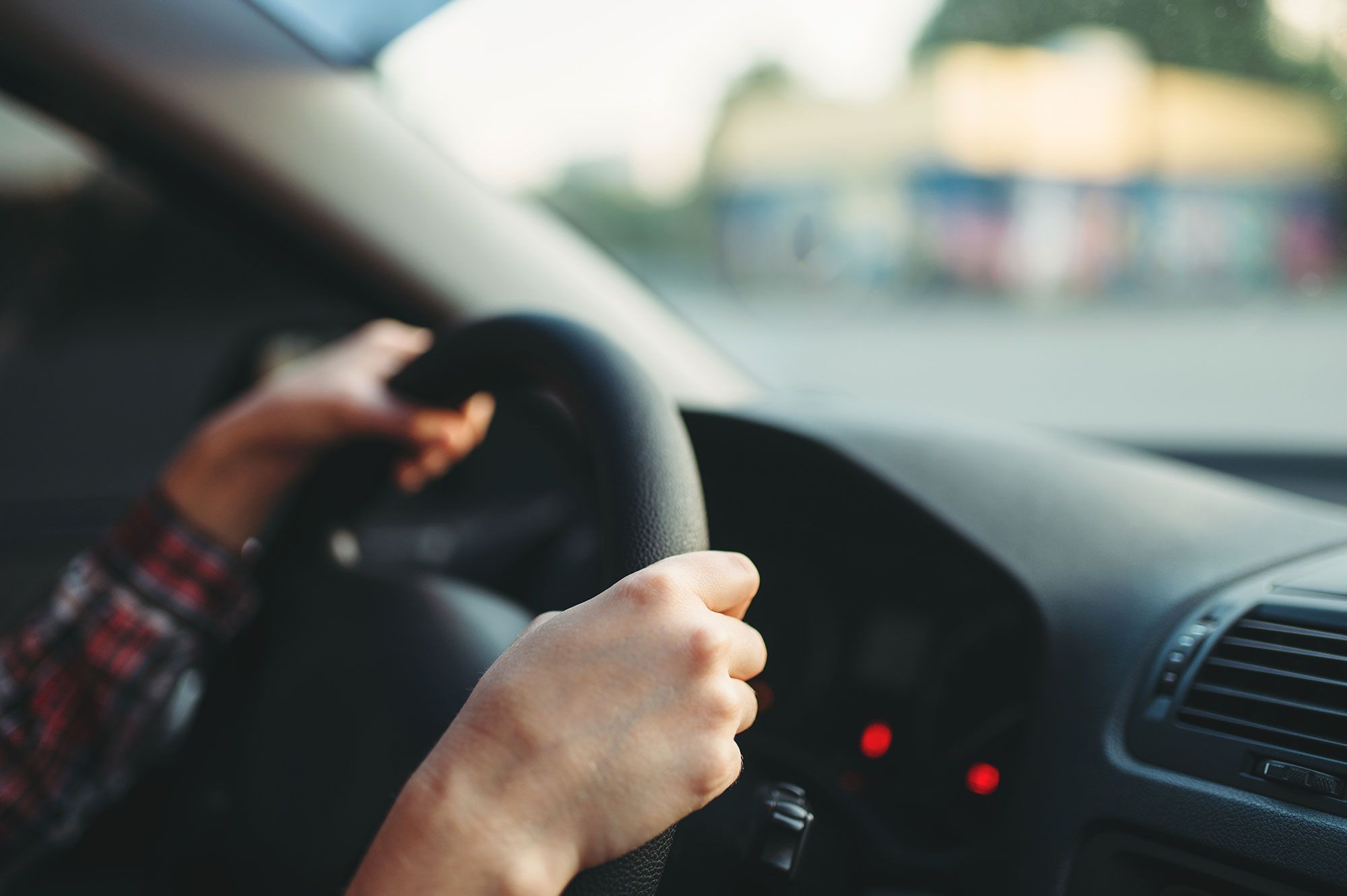 Persona conduciendo en Autoescuela Hinarejos