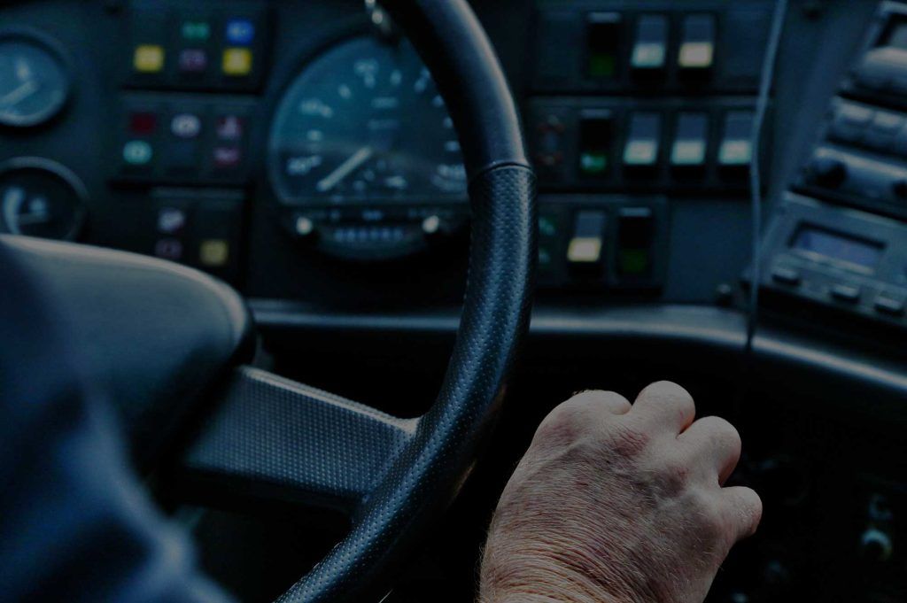 Persona conduciendo un camión con un curso CAP de Autoescuela Hinarejos