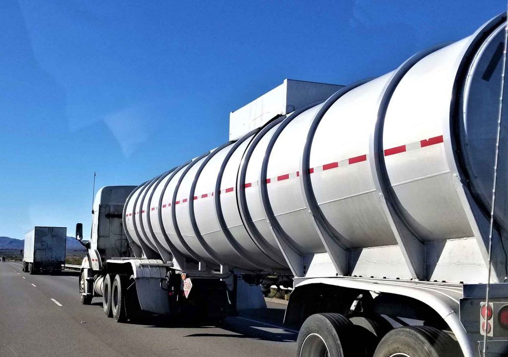 Camión cisterna en la carretera Autoescuela Hinarejos