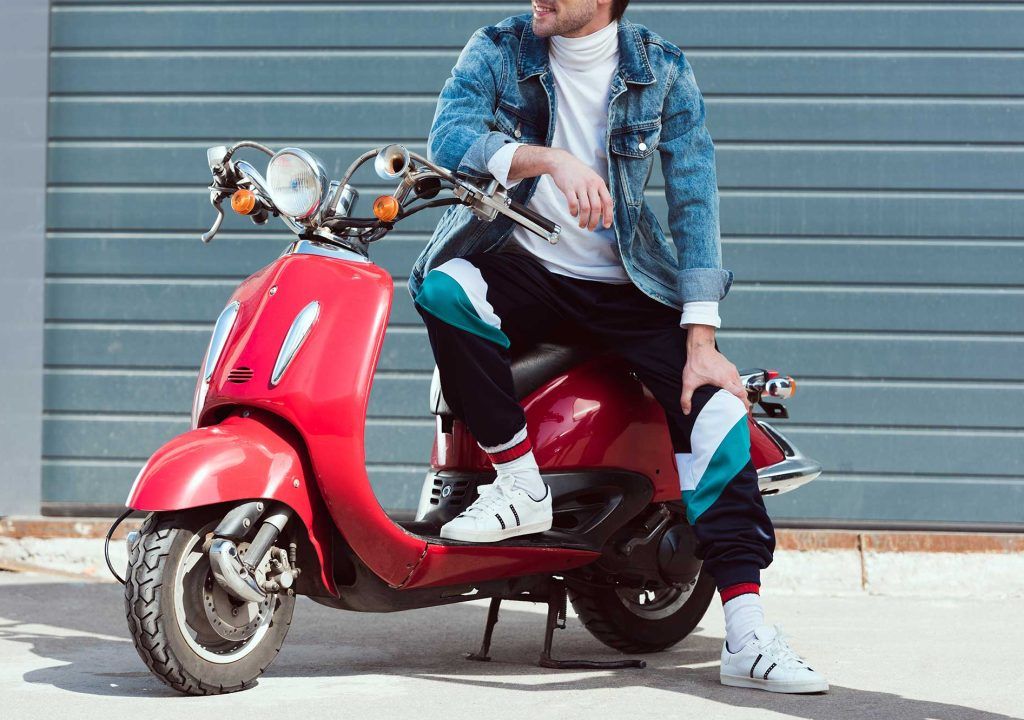 Ciclomotor rojo de Autoescuela Hinarejos