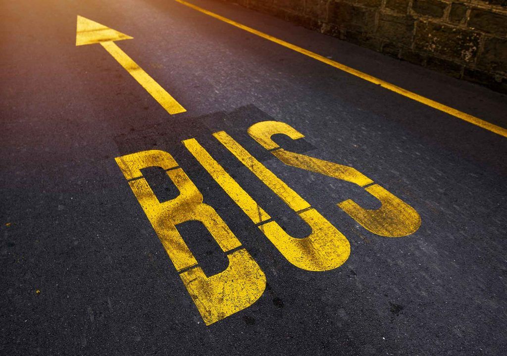 Señal de Bus en la carretera