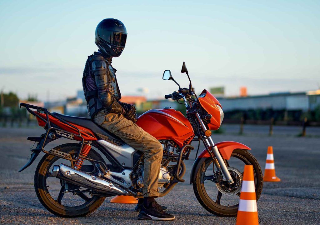 Persona haciendo prácticas de moto en Autoescuela Hinarejos